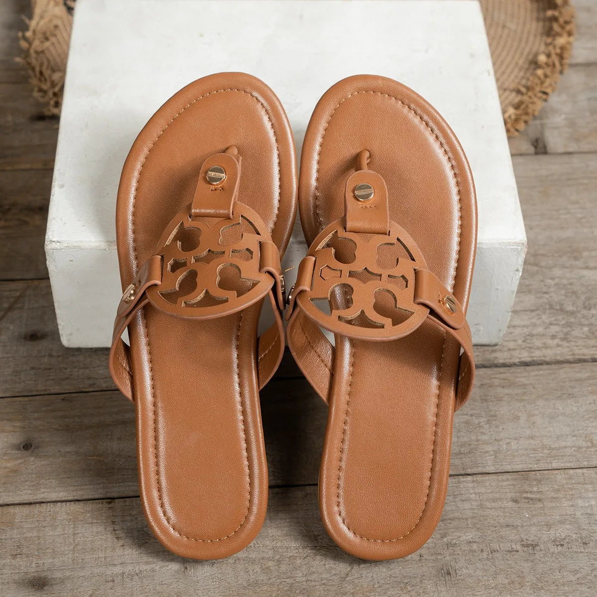The New Ladies Flip-Flops for Leisure Holiday Beach Toe-Clip Plus Size Flat Slippers for Women Designer Shoes Slippers