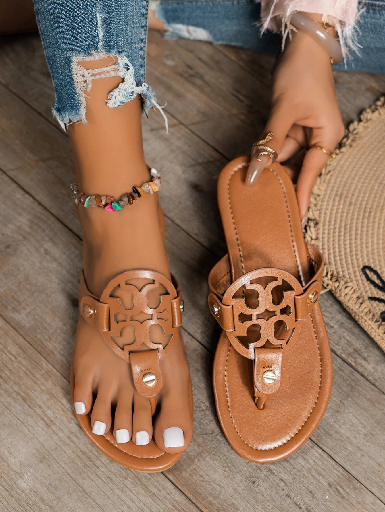 Ladies Slippers Summer Fashion Decorative Round Toe Hollow Out Outer Wear Flat Slippers Soft Bottom Seaside Beach Flip-flops