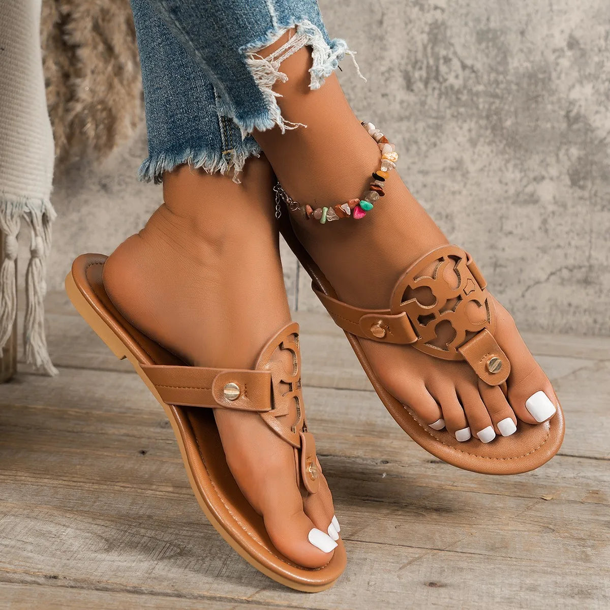 Ladies Slippers Summer Fashion Decorative Round Toe Hollow Out Outer Wear Flat Slippers Soft Bottom Seaside Beach Flip-flops